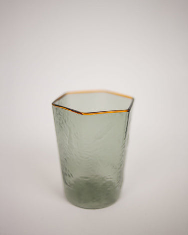 Vaso de vidrio gris texturizado con boca irregular y borde ámbar de Olsson & Jensen