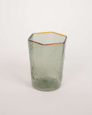 Vista completa del vaso gris texturizado con boca irregular