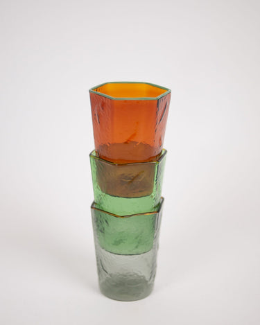 Vaso verde en el centro de una torre de vasos de varios colores