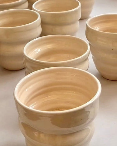 Vaso de cerámica blanca artesanal para mesa