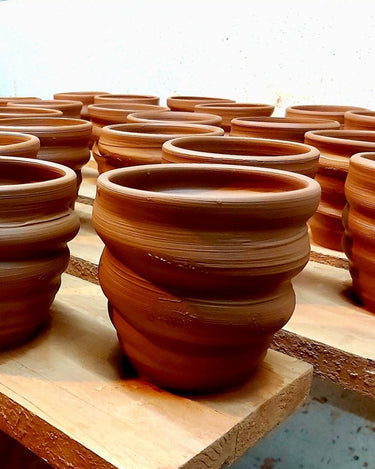 Detalle de vaso de cerámica artesanal blanco