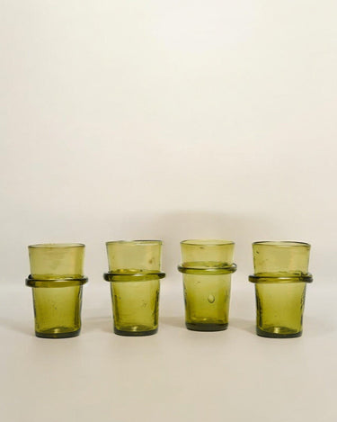 Vasos de té de cristal soplado verdes y marrones