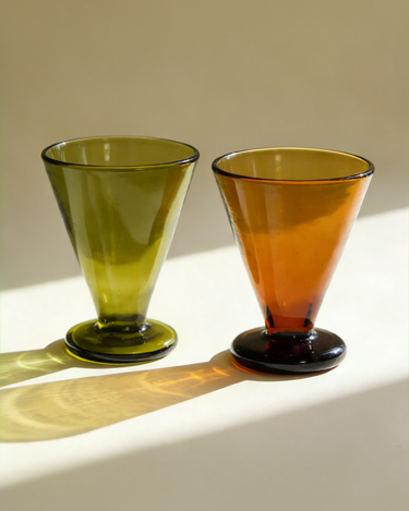 Vasos artesanales verdes y marrones de vidrio soplado cónico