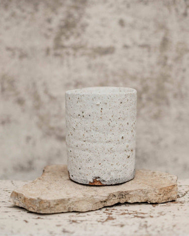 Vela artesanal Higo Salvaje en soporte de cerámica wabi sabi