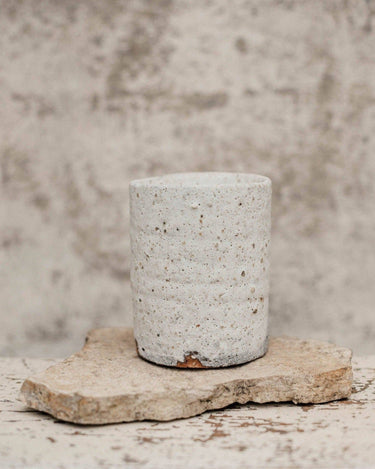 Vela artesanal Higo Salvaje en soporte de cerámica wabi sabi