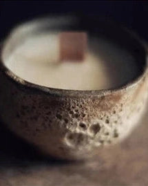 Vela artesanal wabi sabi en tono marrón