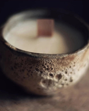Vela marrón artesanal de estética natural