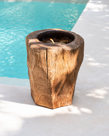 Vela recargable de tronco de madera natural, detalle del tronco y su abertura superior