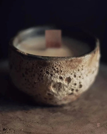 Velas decorativas wabi sabi artesanales en beige y marrón