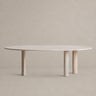 Mesa de comedor de travertino blanco roto de Vical sobre pared y suelo topo claro