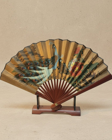 Abanico vintage pintado con soporte de madera