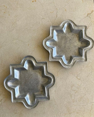 Set de dos ceniceros vintage de metal en forma de estrella