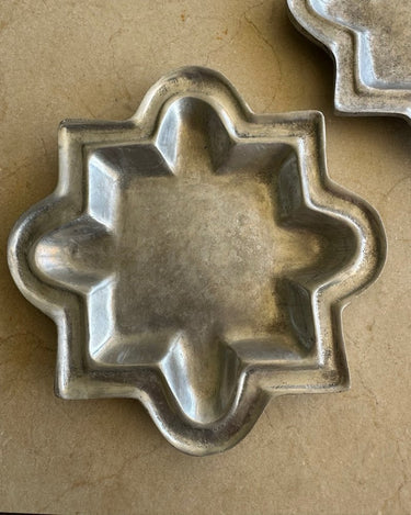 Set de dos ceniceros vintage de metal en forma de estrella · vista 2