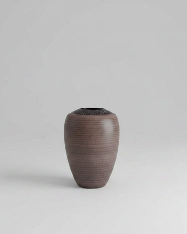 Jarrón vintage de cerámica marrón y madera