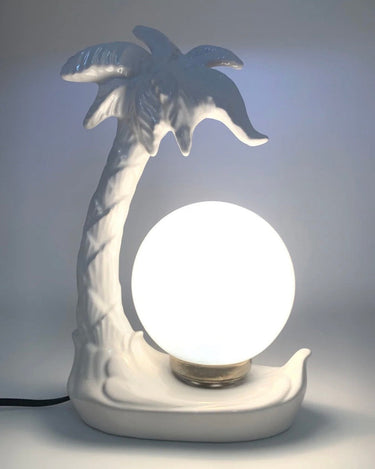 Lámpara vintage de cerámica blanca con palmera