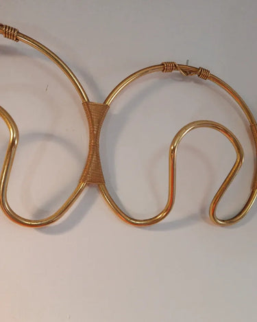 Detalle de percheros dorado