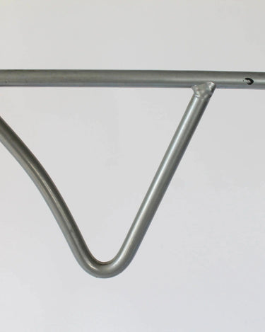Perchero escultórico posmoderno de metal plateado · vista 5