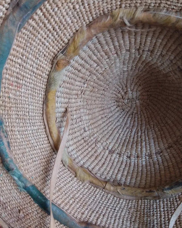 Sombrero bereber de paja tejida beige y rojo · vista 3