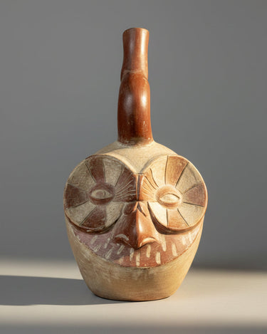 Vasija peruana de cerámica con rostro en relieve