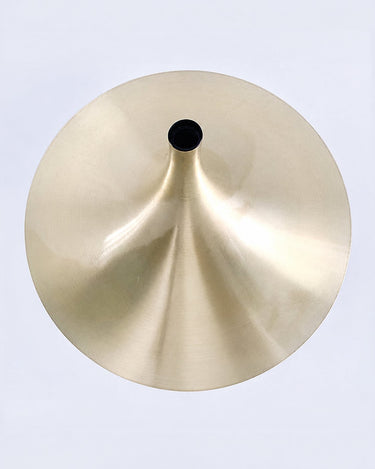 Vista superior de lámpara colgante trompeta de aluminio con acabado latón