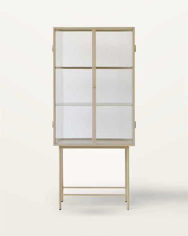 Vitrina alta de acero beige y vidrio estriado de Ferm Living, vista frontal.