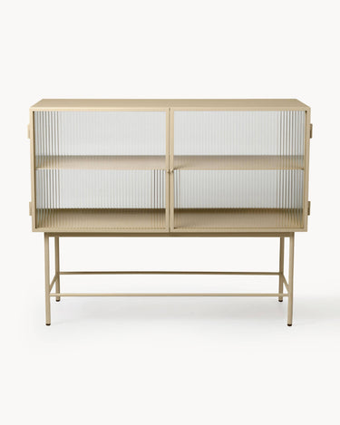 Vitrina de Ferm Living: vista frontal de las puertas de cristal cerradas.