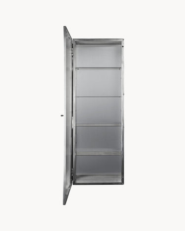 Puerta abierta hacia la izquierda y baldas interiores.