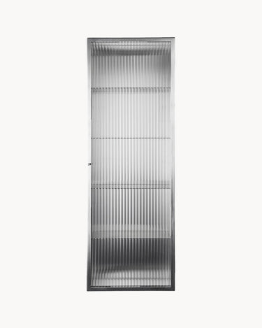 Vista frontal de una de las vitrinas de pared de Ferm Living, en metal plateado y con puerta estriada cerrada.