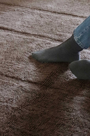 Detalle de los flecos de la alfombra Steppe marrón