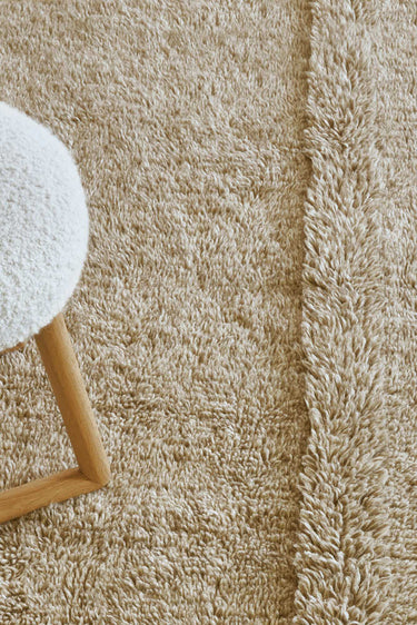Detalle del pelo largo de la alfombra de lana Tundra beige
