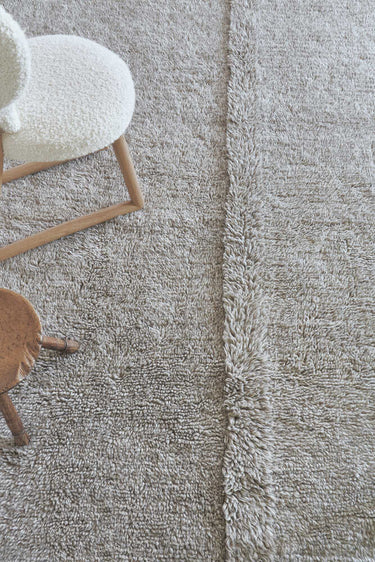 Detalle del pelo largo de la alfombra de lana Tundra gris