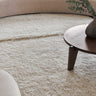 Alfombra Tundra blanca en un dormitorio luminoso