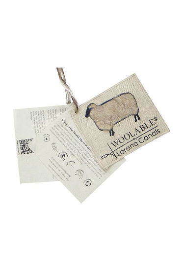 Vista ambiental de la alfombra mullida Woolly beige