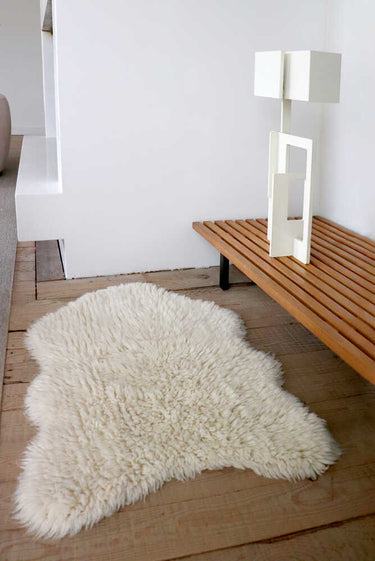 Detalle de la textura mullida de la alfombra Woolly blanca